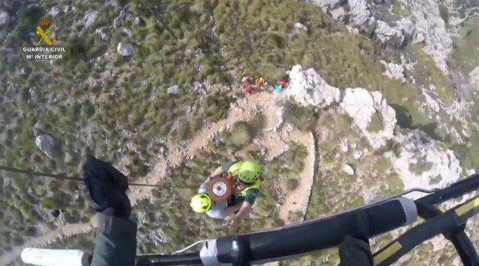 La mujer accidentada, durante el rescate en la Serra de Tramuntana.