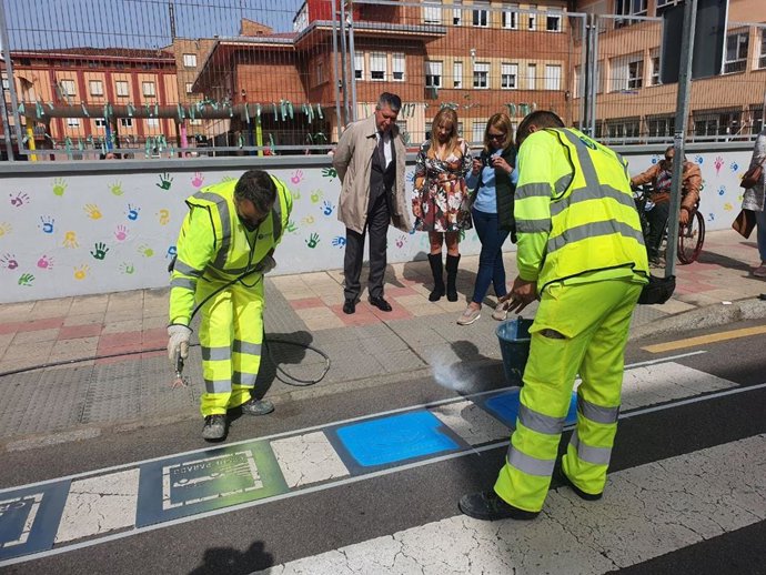 El concejal de Desarrollo Urbano, Luis Miguel García Copete, junto a la concejal de Juventud y Bienestar Social, Vera López, visitan uno de los pasos de peatones que se rotularán.