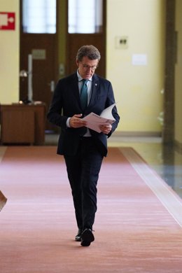 El presidente de la Xunta de Galicia, Alberto Núñez Feijóo, a su llegada para entregar una carta de renuncia ante el jefe del Legislativo gallego, en el Pazo de Raxoi, a 29 de abril de 2022