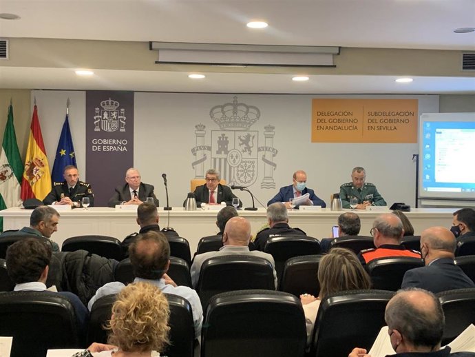 El subdelegado del Gobierno en Sevilla, Carlos Toscano, preside la reunión del grupo de seguridad para El Rocío 2022.