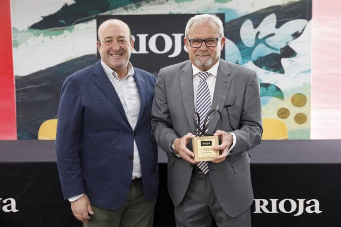 El presidente de la Denominación Calificada Rioja, Fernando Ezquerro, ha hecho entrega del distintivo 'Amigo del Rioja' al experto en el sector vitivinícola, Francisco Soler