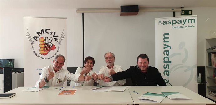 Responsables de la Asociación de Motoclubes de Valladolid y Aspaym tras la firma del convenio.