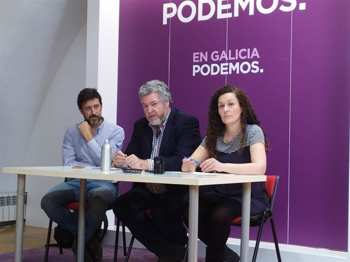 El secretario xeral de Podemos Galicia, Antón Gómez-Reino, el diputado de Unidas Podemos Juan López de Uralde y la coordinadora de Alianza Verde en Galicia, Montse Valencia, durante la presentación de Alianza Verde