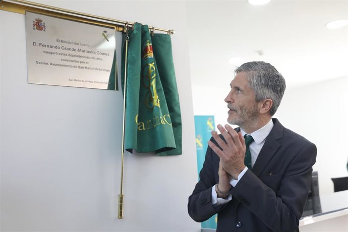 El ministro del Interior, Fernando Grande-Marlaska, aplaude tras descubrir la placa de inauguración de las nuevas dependencias del Puesto de la Guardia Civil en San Martín de la Vega