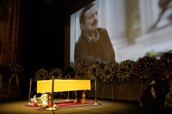 Recurso del féretro del actor Juan Diego en el interior de la capilla ardiente situada en el Teatro Español, a 29 de abril de 2022, en Madrid (España).