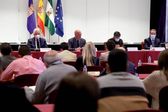 El presidente de la Diputación de Córdoba, Antonio Ruiz (centro), en la firma de convenios para la puesta en marcha del Plan 'Más Provincia'.