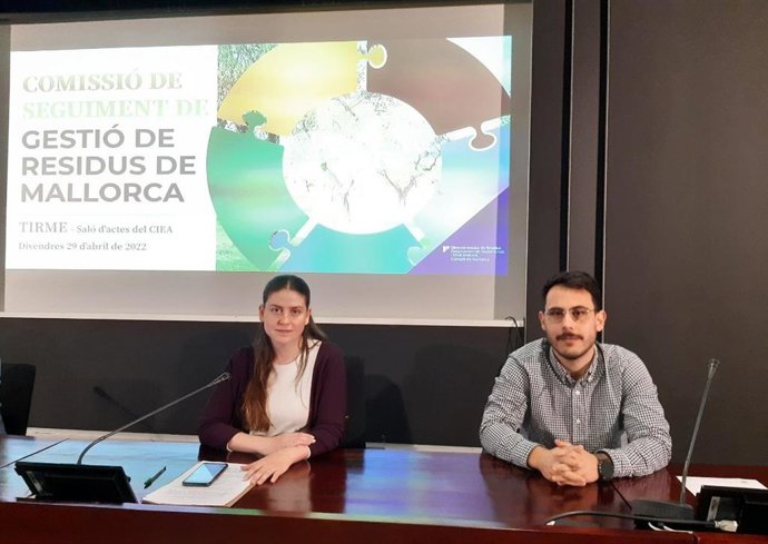 La consellera de Sostenibilidad y Medio Ambiente, Aurora Ribot, y el director insular de Residuos, Juan Carrasco, en la Comisión de Seguimiento de Residuos.