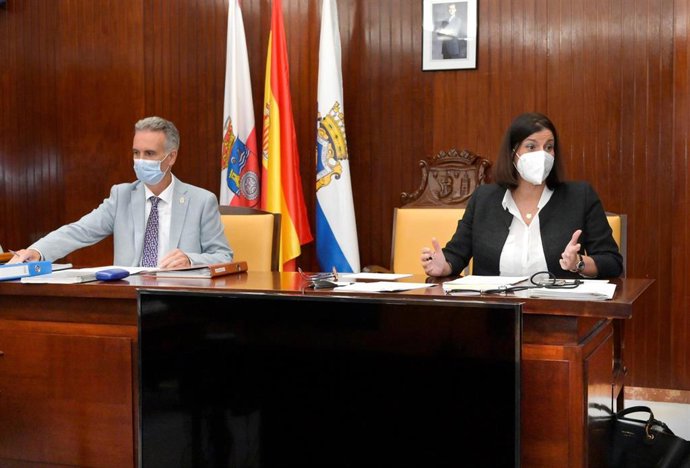 Archivo - La alcaldesa de Santander, Gema Igual, y el concejal de Economía y Hacienda, Víctor González Huergo