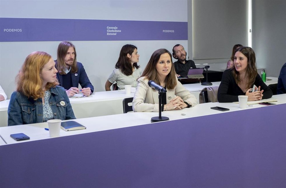(I-D) La secretaria de Organización de Podemos, Lilith Verstrynge; la secretaria general de Podemos y ministra de Derechos Sociales, Ione Belarra y la ministra de Igualdad, Irene Montero, en una reunión del Consejo Ciudadano Estatal de Podemos.