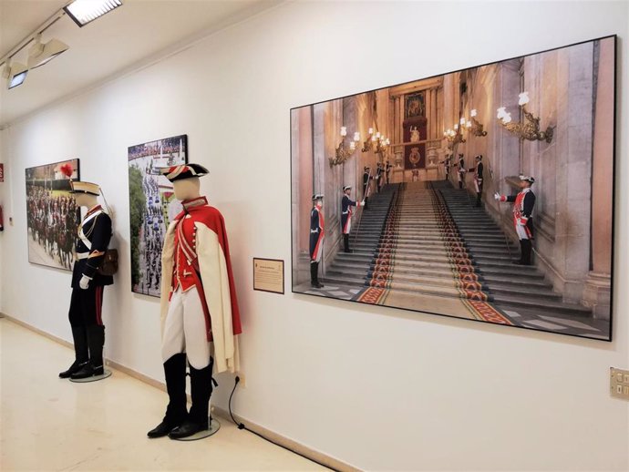 Uniformes,imágenes, banderas, material y vehículos recorren la historia de la Guardia Real en una exposición en Logroño