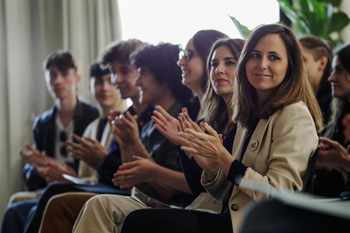 La ministra de Igualdad, Irene Montero (2d), y la ministra de Derechos Sociales y Agenda 2030, Ione Belarra (1d), durante la presentación de la segunda edición de 'Ruta al exilio', en el Círculo de Bellas Artes, a 29 de abril de 2022, en Madrid (España)