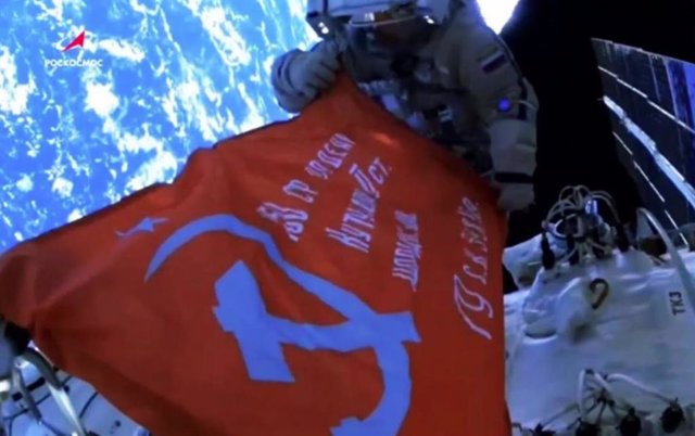 Bandera de la victoria soviética sobre la Alemania nazi colocada en el exterior de la Estación Espacial Internacional