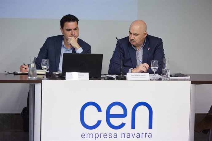 El vicepresidente Aierdi y el director gerente de Nasuvinsa, Alberto Bayona, en la Mesa de la Construcción de CEN