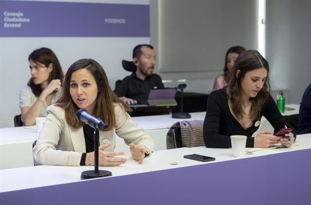 La secretaria general de Podemos y ministra de Derechos Sociales, Ione Belarra (i) y la ministra de Igualdad, Irene Montero (d), en una reunión del Consejo Ciudadano Estatal de Podemos, en la sede de Podemos, a 29 de abril de 2022, en Madrid (España). 