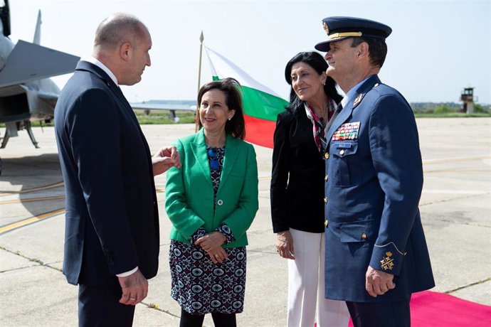 La ministra de Defensa, Margarita Robles, junto al presidente de Bulgaria, Rumen Radev, y el Jefe de Estado Mayor del Ejército del Aire, general Javier Salto, y la secretaria de Estado de Defensa, Esperanza Casteleiro, en la base de Torrejón de Ardoz