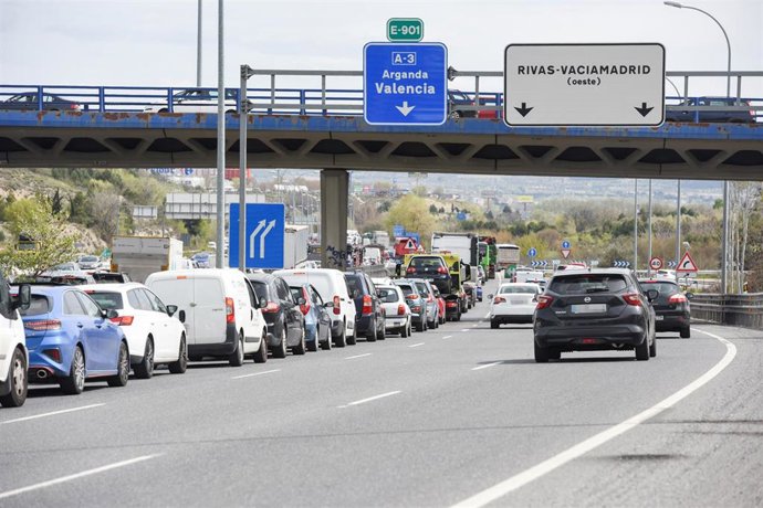 Tráfico en la A-3 a la altura de Rivas, el día en que arranca la operación salida de Semana Santa 2022, a 8 de abril de 2022, en Madrid (España). Hoy empieza la operación salida de Semana Santa 2022, un año en el que vuelven a salir las procesiones, que