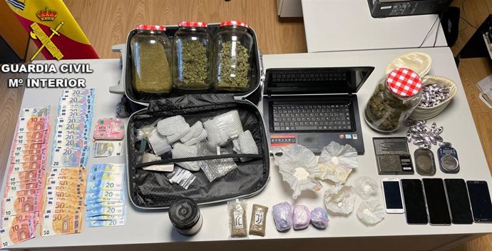 Efectos intervenidos en el domicilio de un vecino de O Porriño (Pontevedra), detenido por tráfico de drogas, y cuya pareja también es investigada penalmente.