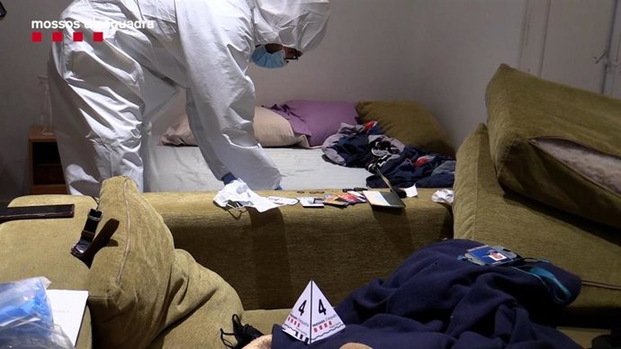 Imagen de un agente de la Policía Científica inspeccionando el domicilio del presunto autor de la violación de Igualada (Barcelona)