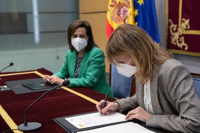 La ministra de Defensa, Margarita Robles y la alcaldesa de Sant Boi de Llobregat, Llusa Moret i Sabidó