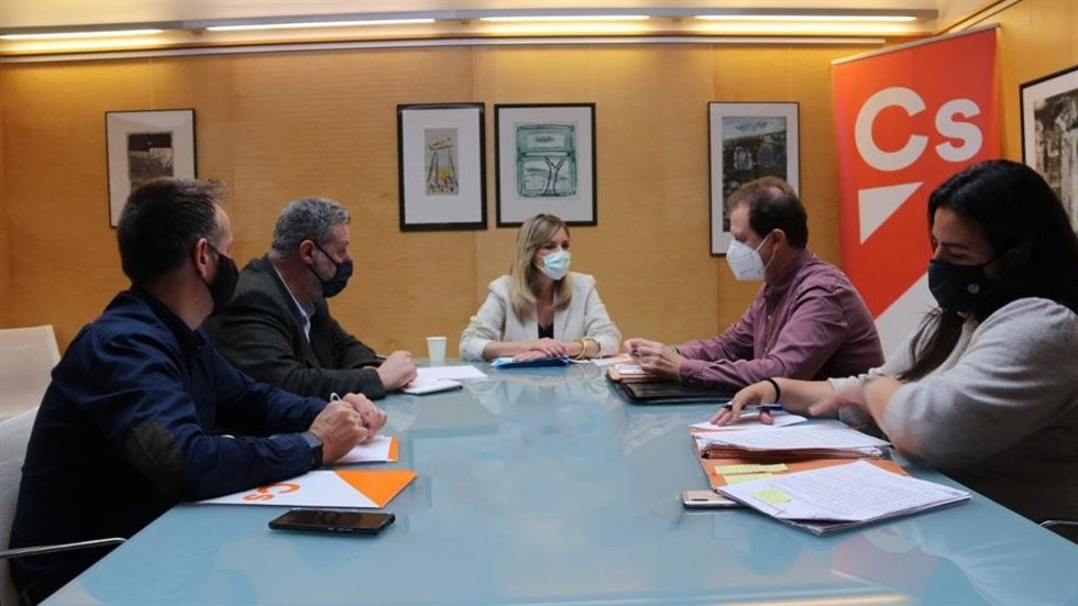 La coordinadora de Cs Baleares, Patricia Guasp; el conseller de la formación naranja en el Consell de Menorca, Eugenio Ayuso; el diputado Jesús Méndez y el delegado del Sindicato Médico Balear (Simebal) en Menorca, Claudio Triay.
