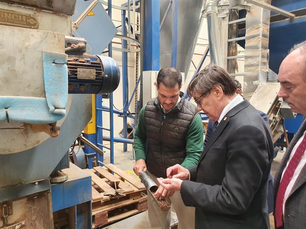El vicepresidente y consejero de Industria, Competitividad y Desarrollo Empresarial, Arturo Aliaga, visita la empresa Pellets Teruel.