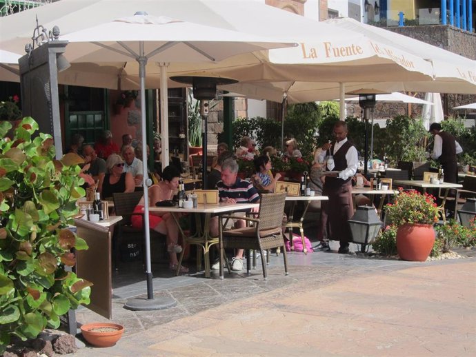 Archivo - Turistas en un restaurante en Costa Adeje, Tenerife