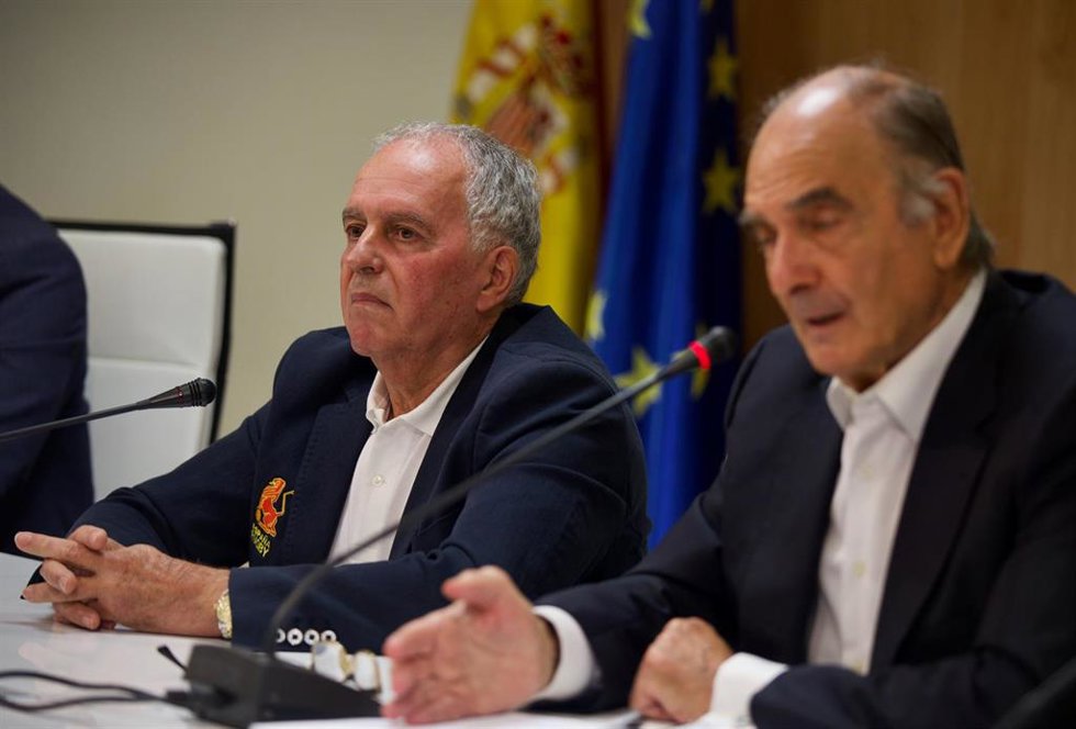 El presidente de la FER, Alfonso Feijoo (i), durante una conferencia de prensa, en la sede del CSD, para dar las explicaciones pertinentes tras la decisión de World Rugby de declarar no elegible a Gavin Van den Berg.