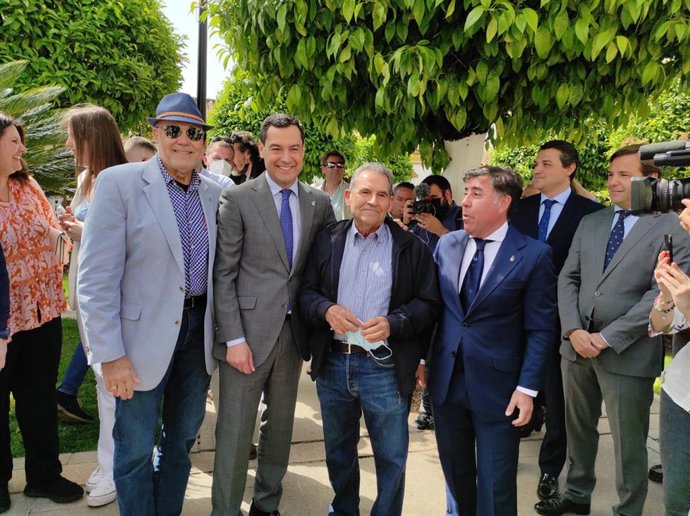 Juanma Moreno, entre dos vecinos de Encinarejo, junto a Ruiz Madruga, Repullo (dcha.) y Bellido (detrás).