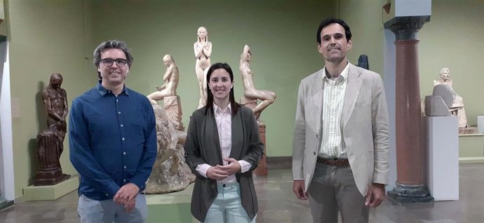 La delegada de Cultura y Patrimonio Histórico de la Junta de Andalucía en Córdoba, Cristina Casanueva, y el delegado de Igualdad, Políticas Sociales y Conciliación, Antonio López (dcha.), en su visita al Museo de Bellas Artes.