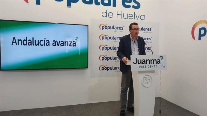 El presidente del PP de Huelva, Manuel Andrés González, en rueda de prensa.