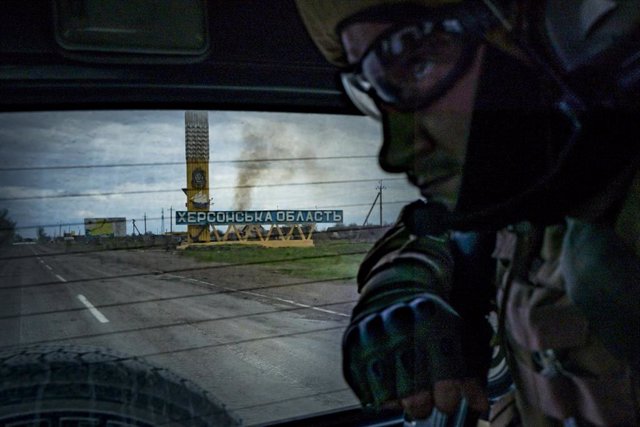 Militar ucraniano a las puertas de Jersón 