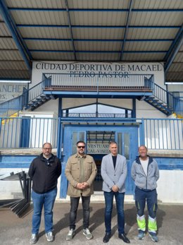 El delegado de Educación de Almería visita la ciudad deportiva de Macael.