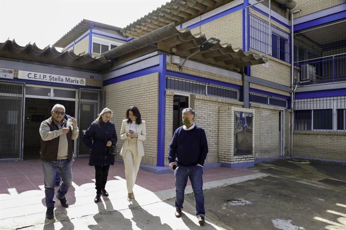 La concejal Irene Ruiz explica la retirada del fibrocemento en el colegio Stella Maris