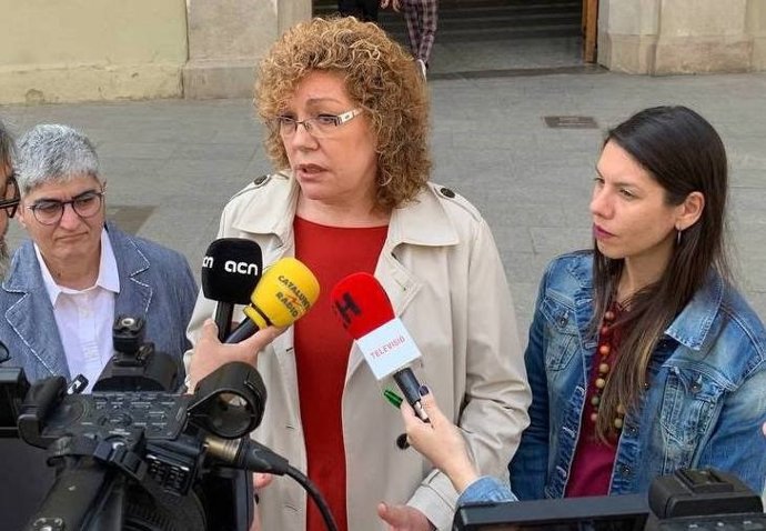 Las concejales de L'Hospitalet En Comú Podem Núria Lozano, Ana González y Laura Alzamora, el 29 de abril de 2022.