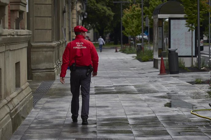 Archivo - Un policía foral vigila la zona cercana al Parlamento de Navarra (archivo)