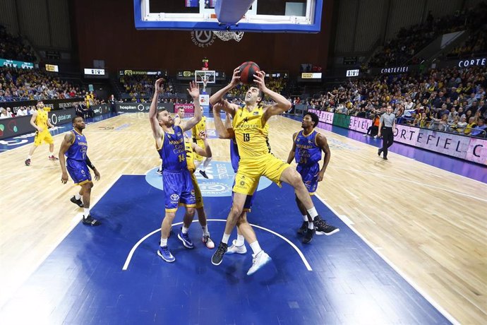 Archivo - Giorgi Shermadini, en un partido con el Iberostar Tenerife.