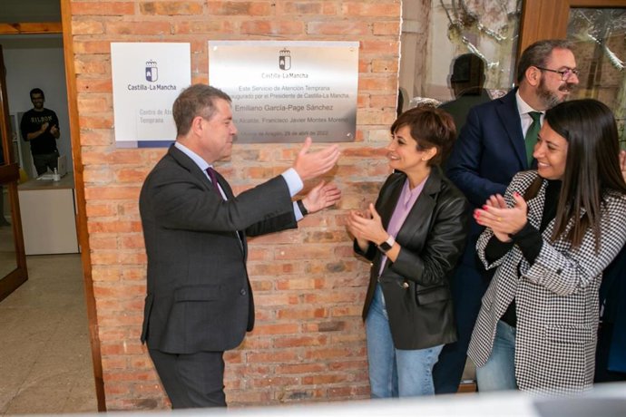El presidente de C-LM, Emiliano García-Page, junto a la ministra de Política Territorial, Isabel Rodríguez, y la consejera de Bienestar Social, Bárbara García Torijano