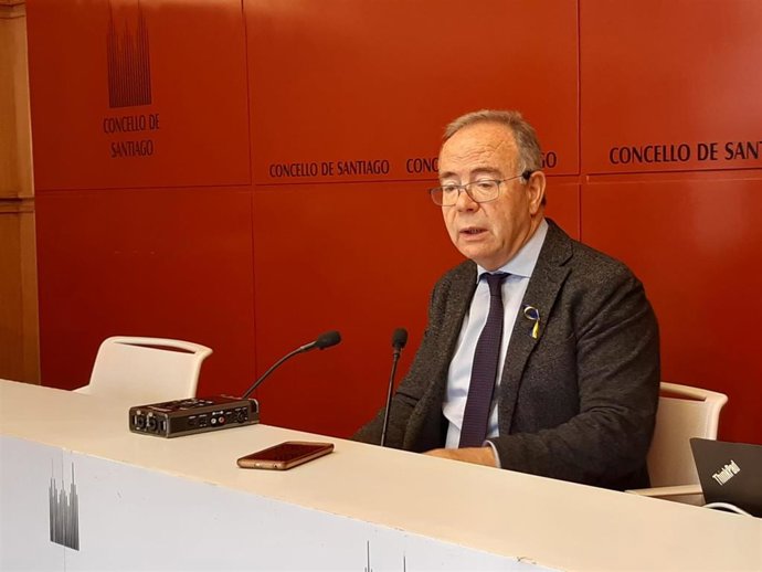 Archivo - El alcalde de Santiago, Xosé Sánchez Bugallo, en rueda de prensa.