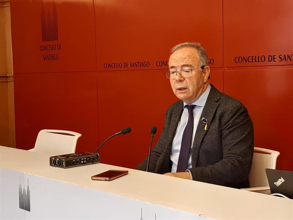 Archivo - El alcalde de Santiago, Xosé Sánchez Bugallo, en rueda de prensa.