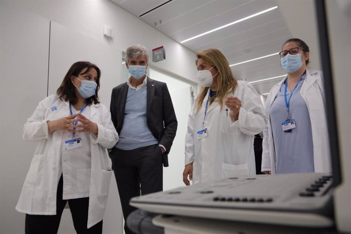 El conseller de Salud, Josep Maria Argimon, durante la visita inaugural del nuevo Cuap de Granollers