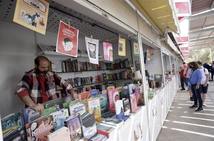 Varias personas pasean y realizan compras en la 51 Edición de la Feria del Libro a 29 de abril de 2022 en Málaga  (Andalucía, España). La 51 edición de la Feria del Libro de Málaga arranca este día y se prolongará durante diez días en las 40 casetas in
