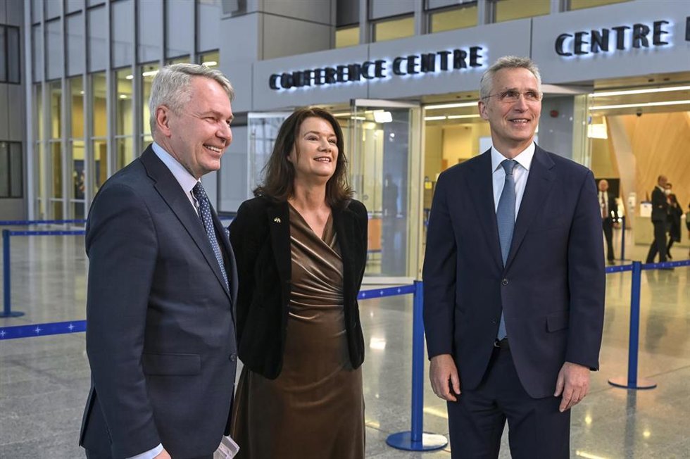 El ministro de Asuntos Exteriores de Finlandia, Pekka Haavisto; su homóloga sueca, Ann Linde; y el secretario general de la OTAN, Jens Stoltenberg.
