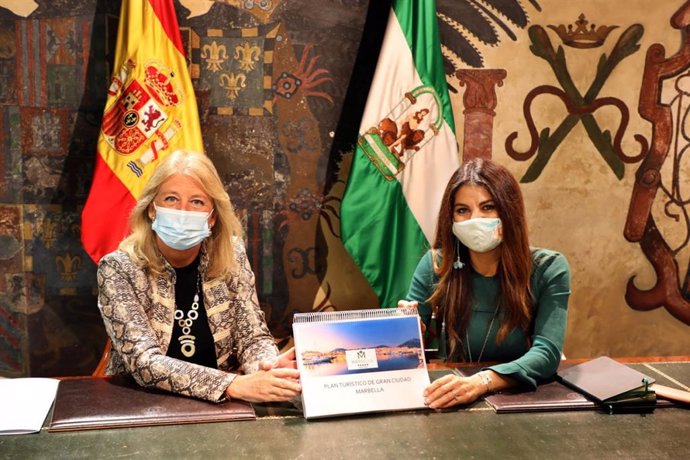 La alcaldesa de Marbella, Ángeles Muñoz (i), junto a la delegada de Turismo de la Junta de Andalucía en Málaga, Nuria Rodríguez (d) con el Plan Turístico de Grandes Ciudades de Marbella