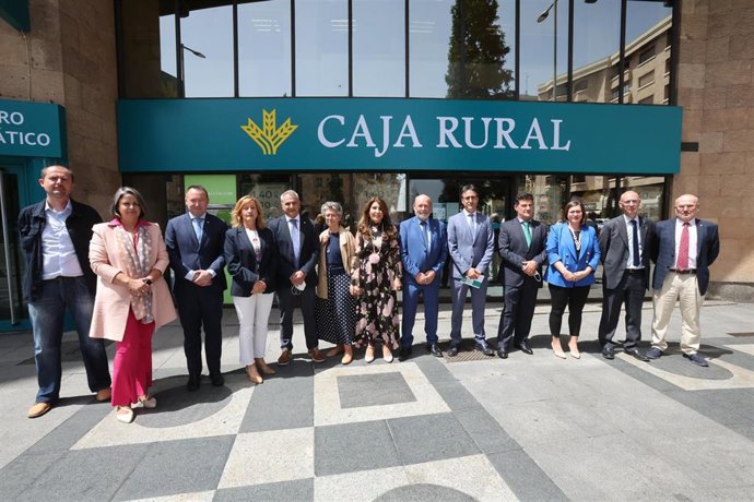 Directiva de Caja Rural de Salamanca en la sede central de la entidad.