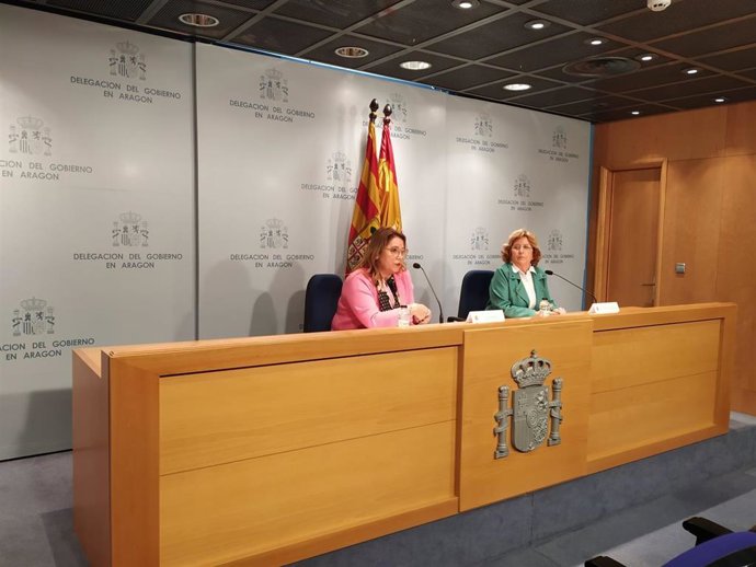 La delegada del Gobierno en Aragón, Rosa Serrano, y la consejera de Ciudadanía y Derechos Sociales del Gobierno de Aragón, Marivi Broto, tras la tercera reunión de Coordinación en la Protección Temporal de Desplazados.