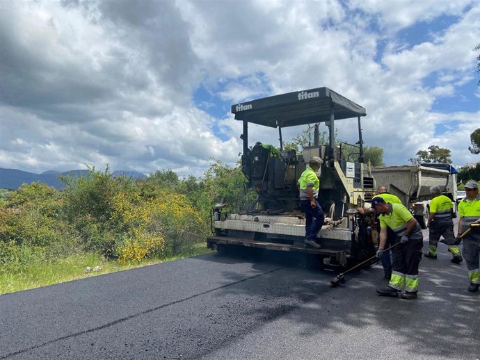 Obras en la carretera A-373R en un acceso a Prado del Rey.
