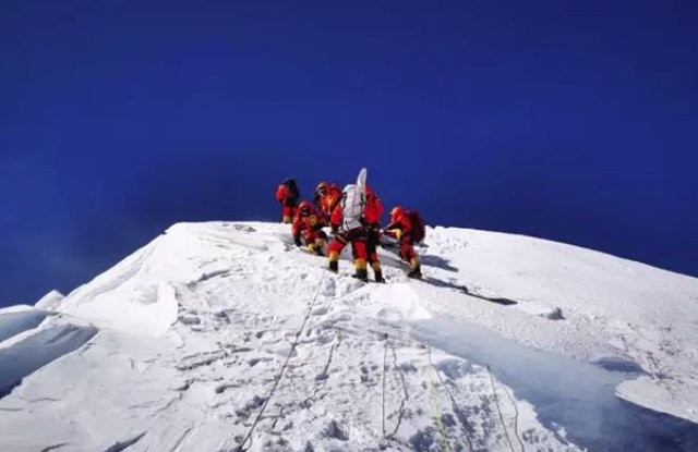 Científicos chinos escalando el Everest en una expedición en 2020