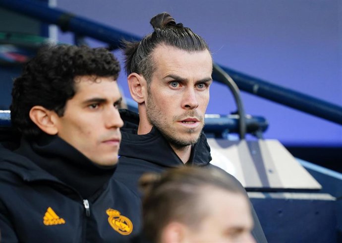 El galés Gareth Bale junto a Jesús Vallejo en el banquillo del Etihad Stadium de Manchester