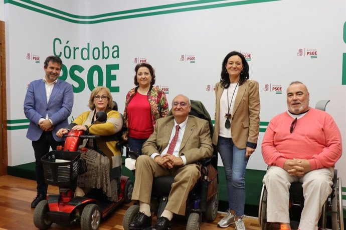 García Fuenrtes (centro), junto a Rafi Crespín (2 dcha.) y otros responsables del PSOE y de Cota Cero.