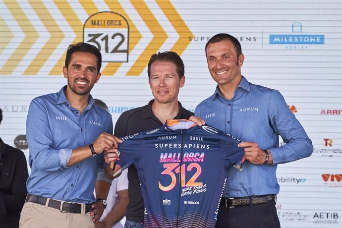 Alberto Contador entrega el dorsal 312 al excorredor italiano Ivan Basso, homenajeado en la edición de 2022 de la marcha cicloturista Mallorca 312.